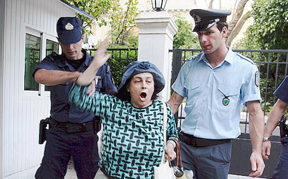 Μάζεψαν την Λουκά από τον Εθνικό Κήπο- Ηθελε να διαμαρτυρηθεί στον πρίγκιπα Κάρολο (βίντεο)